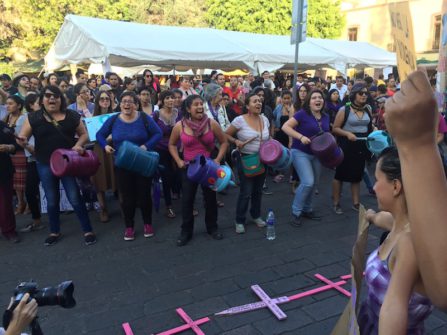 Cientos de mujeres marchan en Queretaro contra violencia de genero_05