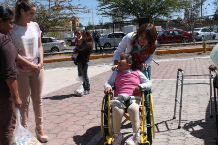Entrega Male Ruiz apoyos asistenciales en San Juan del Rio_4