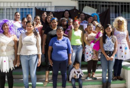 Festejan estudiantes de Psicologia UAQ a ninos en Ejido Bolanos__03