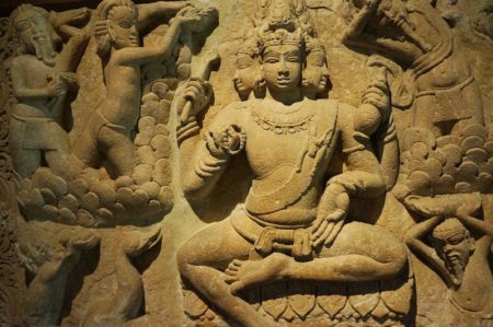 Museo de Mumbai alberga antiguas esculturas de dioses hindues__01