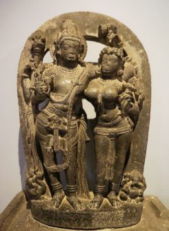 Museo de Mumbai alberga antiguas esculturas de dioses hindues__02