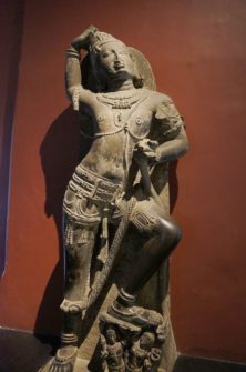 Museo de Mumbai alberga antiguas esculturas de dioses hindues__04