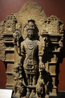 Museo de Mumbai alberga antiguas esculturas de dioses hindues__05