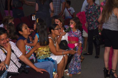 Ninas y jovenes bailarinas llenan de gracia foro San Juan