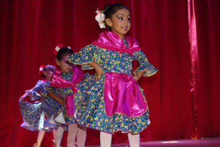 Ninas y jovenes bailarinas llenan de gracia foro San Juan__3
