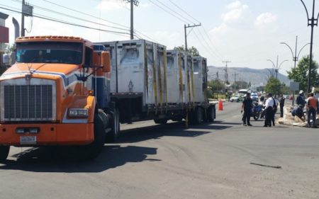 trailer-derriba-semaforo-avenida-tecnologico