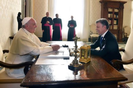 papa-francisco-presidente-santos-sostienen-audiencia-vaticano-1